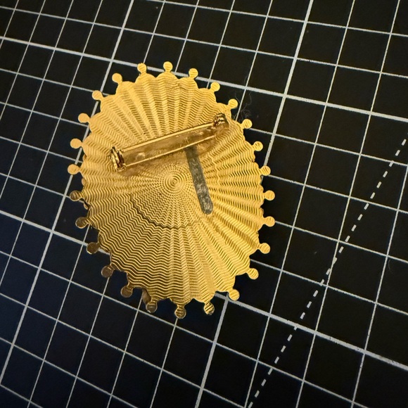 Elegant Gold and Brown Cameo Brooch - Picture 6 of 10